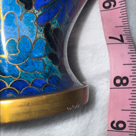 A vintage Chinese cloisonné enamel vase with floral motifs. - Picture 10 of 11